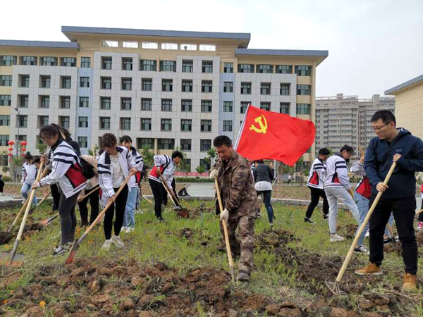  学校党委委员卡德尔·阿不都拉带领大家进行志愿劳动。